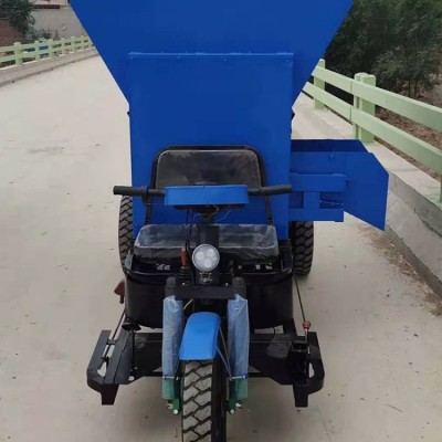 牛羊自動(dòng)喂料車現(xiàn)貨直銷 三輪養(yǎng)殖農(nóng)場(chǎng)混合飼料撒料拌料一體車