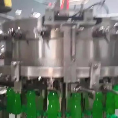 含汽碳酸飲料灌裝機(jī) 三合一灌裝機(jī)械設(shè)備 可灌水、碳酸飲料等