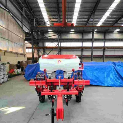 玉米免耕機(jī)使用機(jī)械代替原來(lái)的人工播種，施肥，耕地等步驟，一步完成。